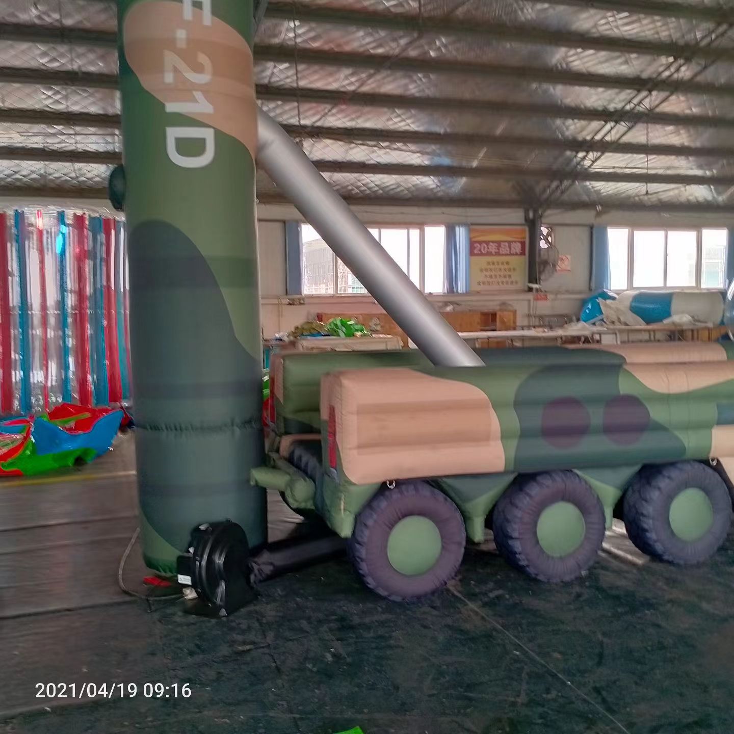 陵城军事演习中的充气目标车辆：模拟发射车雷达车坦克飞机